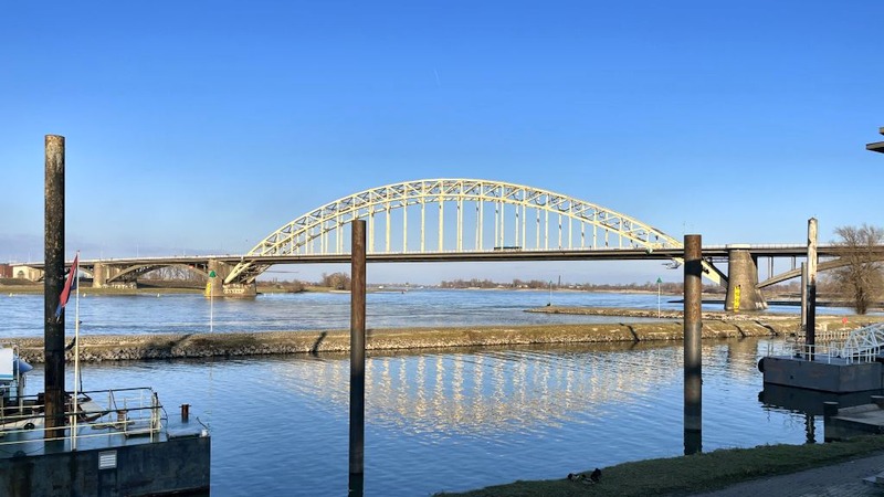 Waal met Waalbrug bij Nijmegen